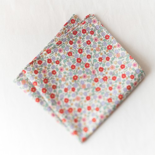 Стильный нагрудный платок, выполненный в цветочном принте
