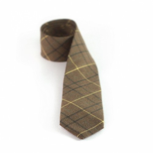 Стильный коричневый галстук с желтыми и голубыми линиями для ежедневного лука