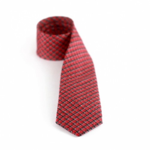 Стильный красный галстук в мелкий узор