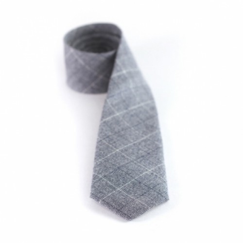 Строгий галстук светло-серого цвета в тонкую линию