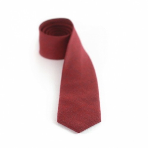 Красный галстук красного цвета для энергичных мужчин